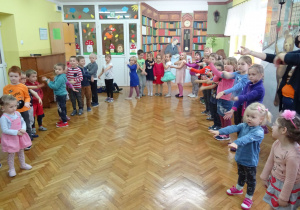Wszystkie dzieci wykonują taniec "Makarena".